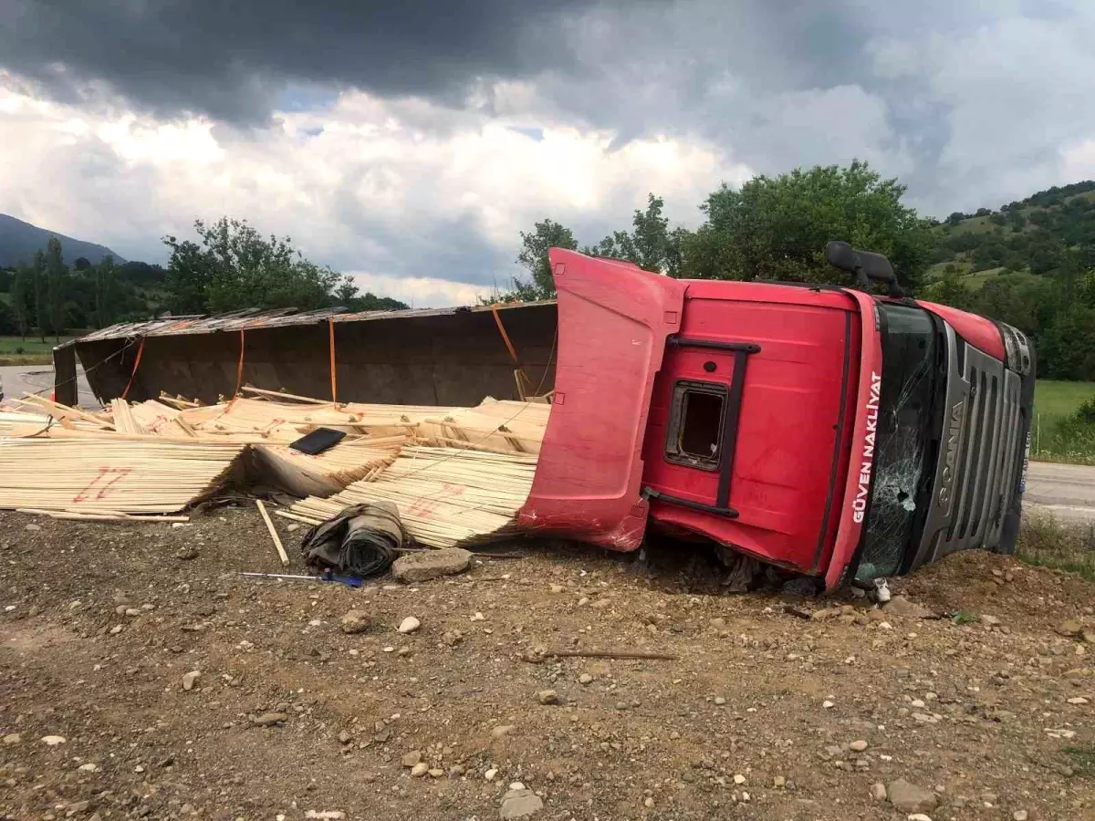 amasyada-kereste-yuklu-tir-devrildi-2-yarali-Frw6IZO5.jpg