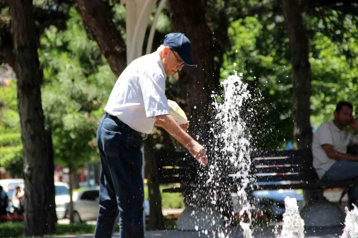 corumda-sicak-hava-vatandaslari-parklara-yonlendirdi-L15drPJG.jpg
