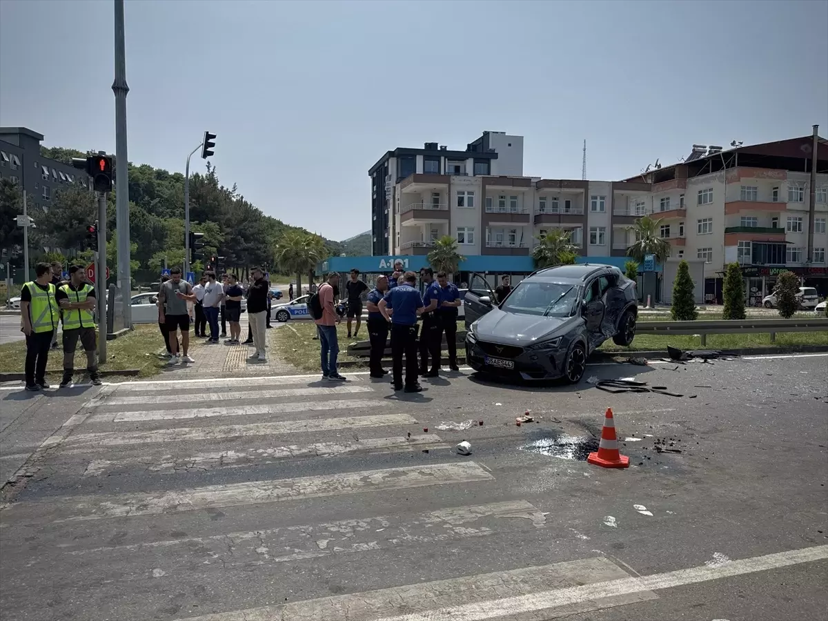 samsunda-trafik-kazasi-6-yarali-Nq1LdCZx.jpg