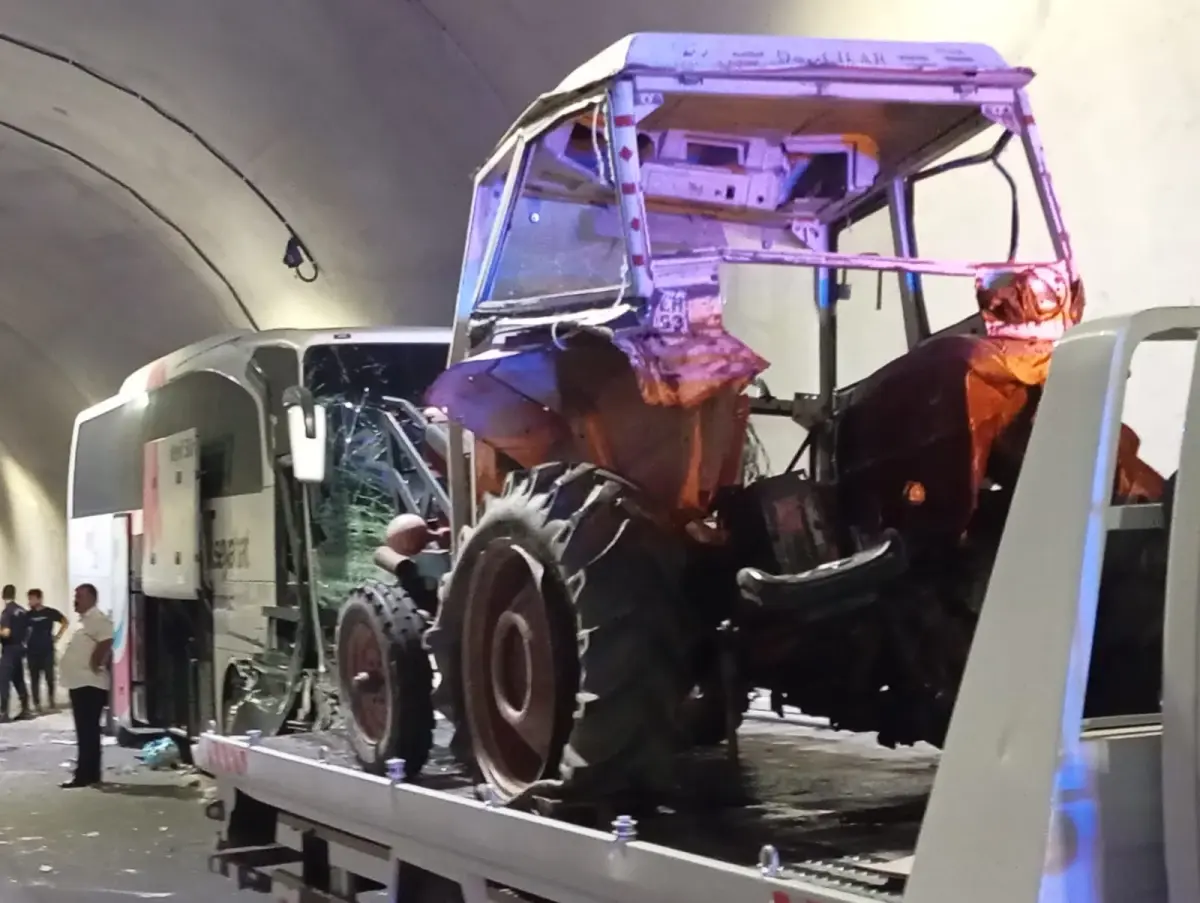 amasyada-otobus-ile-traktor-carpisti-sofor-yaralandi-GwJ9UXFk.jpg