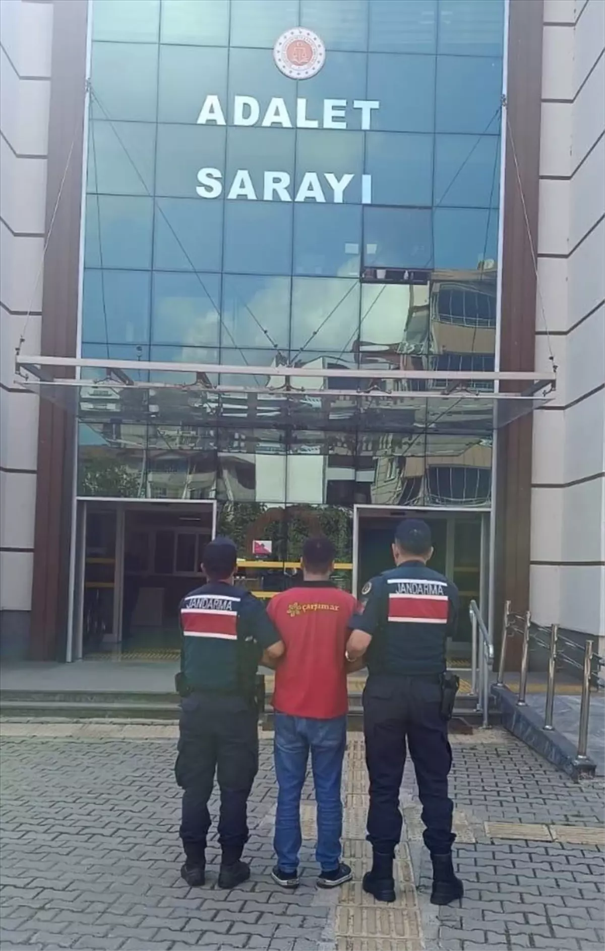 hakkinda-15-yil-mahpus-cezasi-olan-hukumlu-samsunda-yakalandi-ySciOQaV.jpg